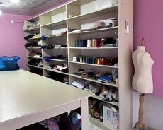 dolab skaf yenidir yeni acilan moda evine hazirlnib baglanir